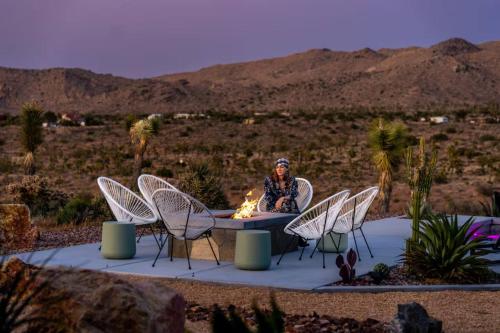 Sunstone Pool, Hot Tub & Mountain Views! in Yucca Valley, USA