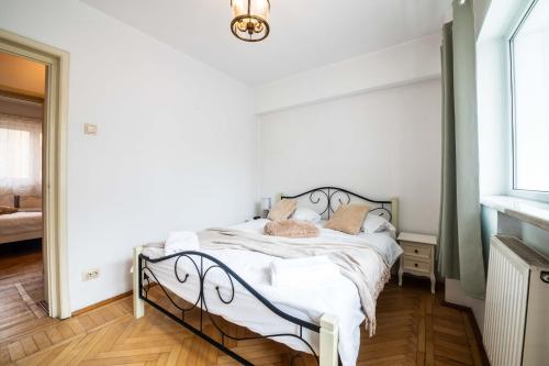 Cismigiu Apartment with Balcony & View 4
