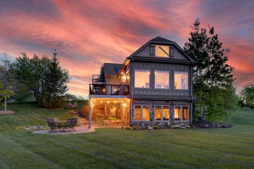 . Gorgeous and Modern Cabin Rental with Lake Views near Omaha, Nebraska