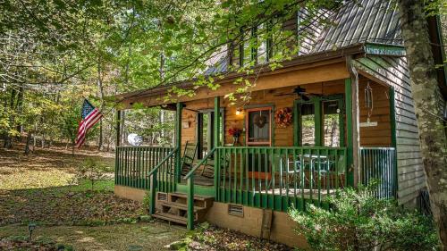 Idyllic and Picturesque Cabin with Hot Tub near Graces High Falls, Northern Alabama