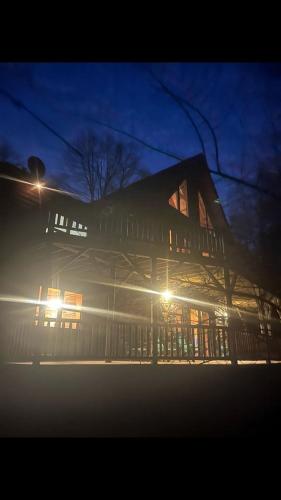 Group Spacious Cabin with Hot-Tub and Picnic Areas in Ohio