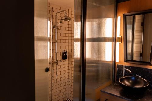 Single Room with Double Bed image 3