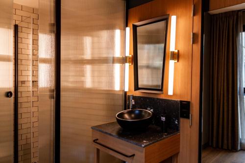 Single Room with Double Bed image 4