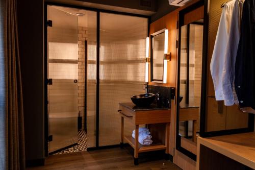 Single Room with Double Bed image 6