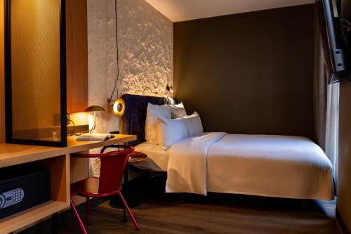 Single Room with Double Bed image 5