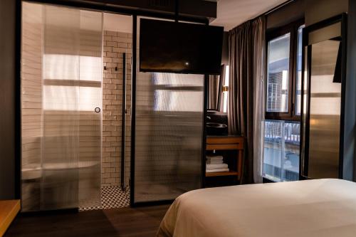 Economy Double Room image 5