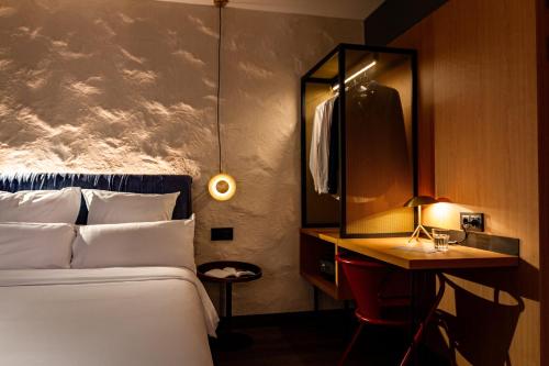 Economy Double Room image 9