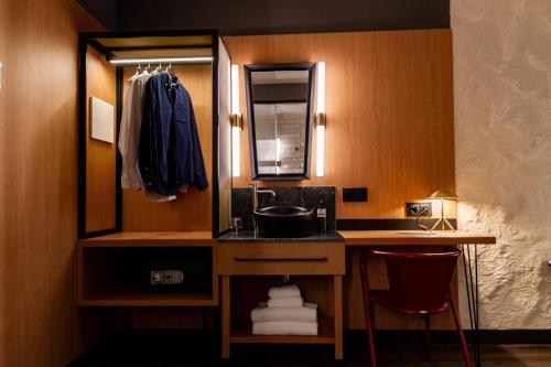 Standard Double Room image 2