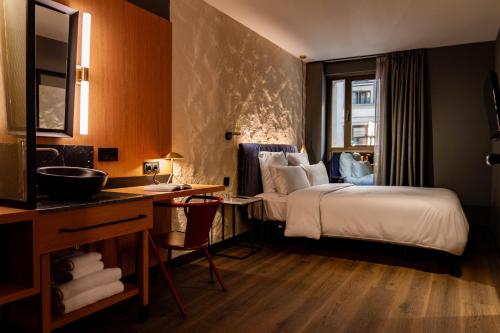 Standard Double Room image 7