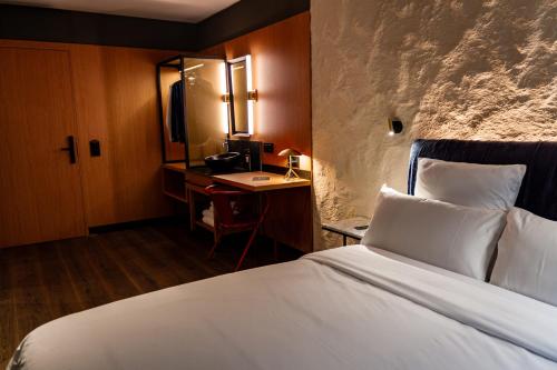 Standard Double Room image 3