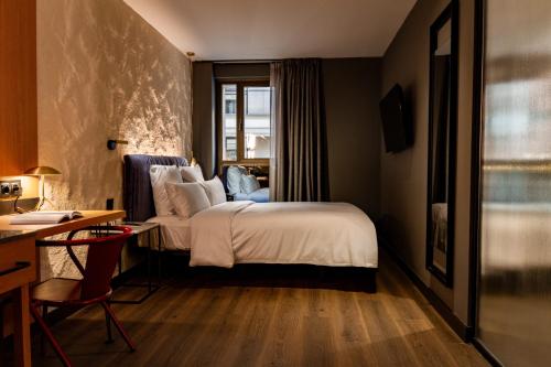 Standard Double Room image 10