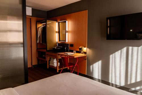 Standard Double Room image 4