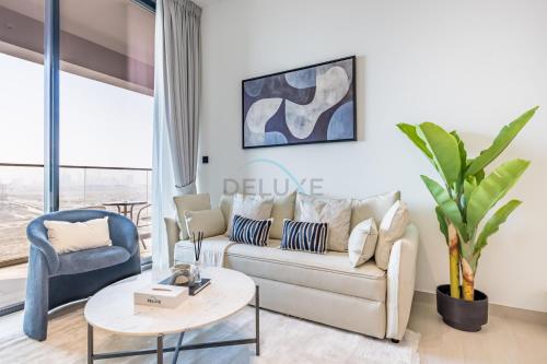 Skyline-View 1BR with Balcony,Minutes to Downtown and Marina, Binghatti Onyx, Jumeirah Village Circle by Deluxe Holiday Homes