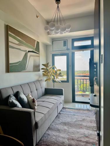 2Br QC Furnished Condo w 300mbps Net Free Pool Use, Manila