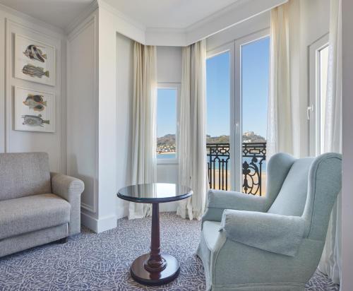 Classic Double or Twin Room with Sea View image 4
