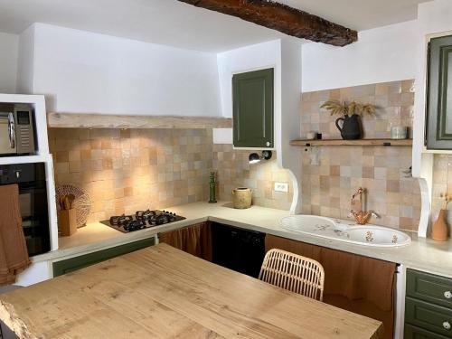 ห้องครัว, Charmante maison de village dans le Luberon in โบมง-เดอ-เปอร์ตุย