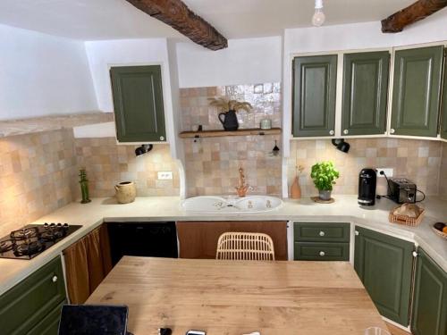 ห้องครัว, Charmante maison de village dans le Luberon in โบมง-เดอ-เปอร์ตุย