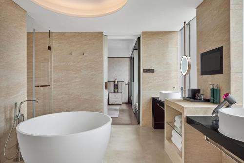 Deluxe King Suite image 6