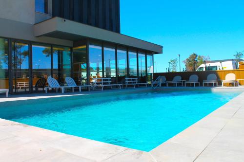 Adonis Le Castellet in Син