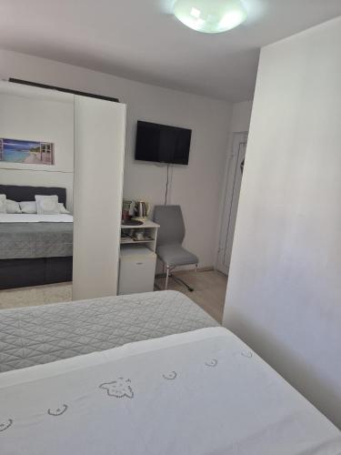 Room near the center, Split (photo 8)