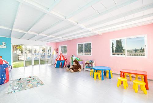 Aparthotel Holiday Center - image 2