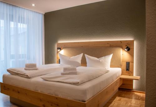 1 queen bed, 1 sofa bed