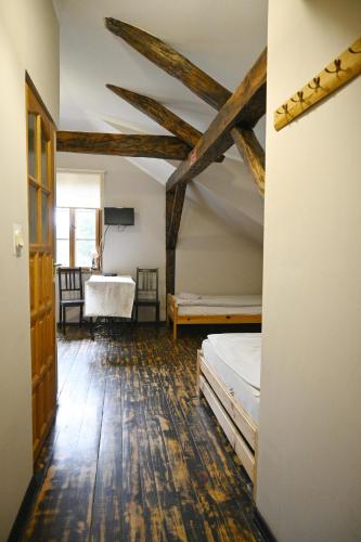 1 double bed, 2 twin beds