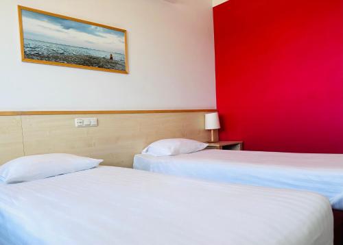 Standard Double or Twin Room image 5