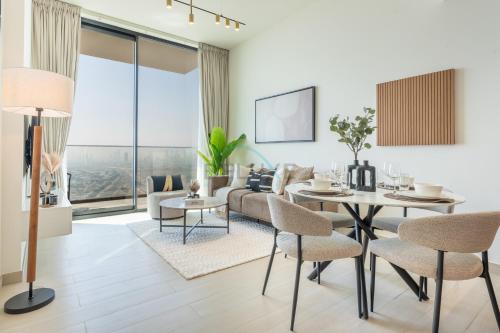 High-Rise 1BR with Lake and City Views Easy Access to Downtown and Marina, Binghatti Onyx, Jumeirah Village Circle by Deluxe Holiday Homes, Dubai