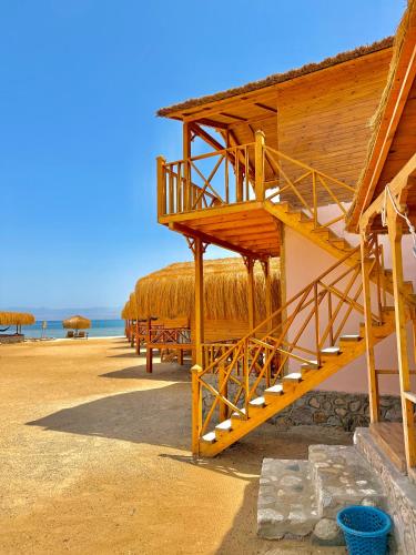Love beach camp in Qesm Nwebaa