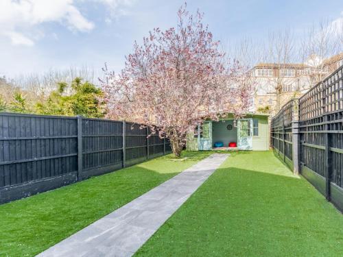 4-Bedroom Seafront House in Southend Sea Views - Pass the Keys gîte à louer Mouth of the Thames