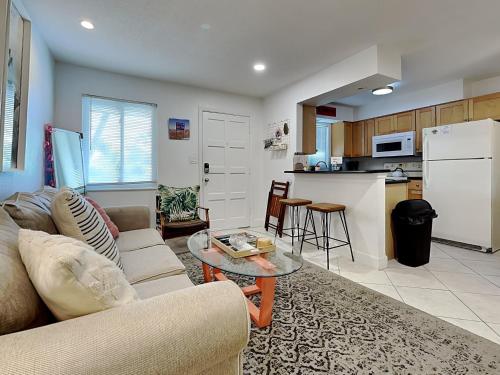 Waves 17, 1 Bedroom, Sleeps 4, Pool View, Heated Pool, BBQ, WiFi in St Pete Beach, USA