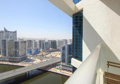 Luxury Damac Studio w Canal View Near Burj Khalifa, Dubai