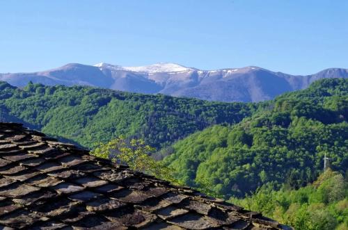 Incredible Cabin Getaway with Indoor and Outdoor Fireplaces in Selishte, Bulgaria in Kravenika
