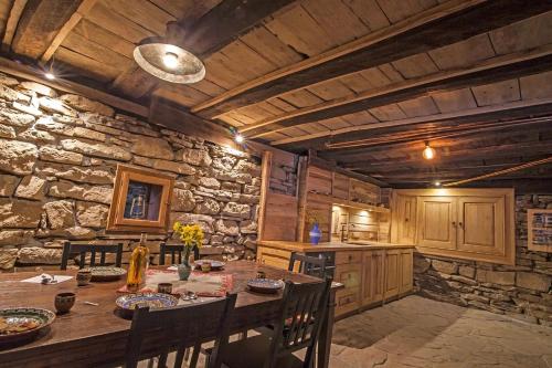 Incredible Cabin Getaway with Indoor and Outdoor Fireplaces in Selishte, Bulgaria in Kravenika
