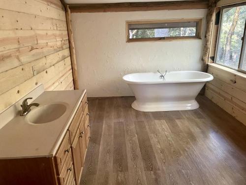 Charming Cabin for Sierra Nevada Getaways Charming Cabin for Sierra Nevada Getaways