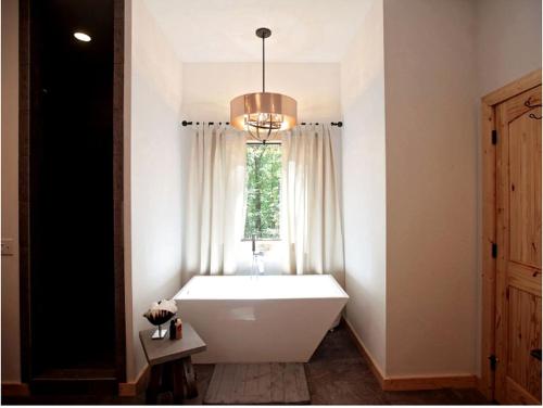 Stunning and Modern Cabin Rental near Beavers Bend State Park, Oklahoma