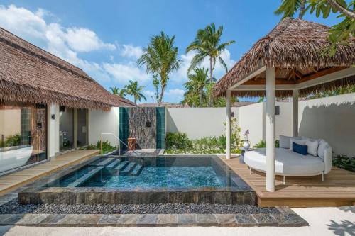 One-Bedroom Villa with One King and One Sofa Bed image 3