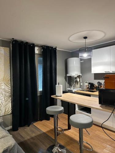 Appartement Claudel Netflix Saint Quentin en Yvelines in มอนติกนี่ เลอ เบรตันโน