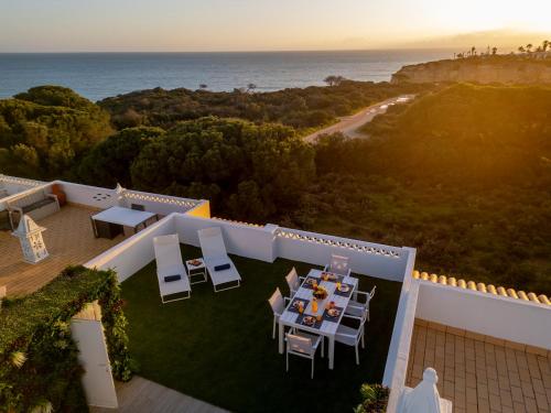Фасада на хотела, Townhouse Crystal Bay - Rooftop e vista mar em Benagil in Карвоейро