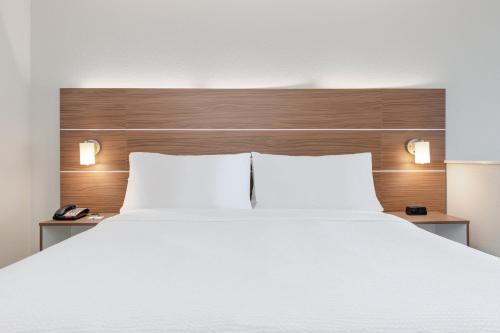 Holiday Inn Express & Suites Moore an IHG Hotel - image 10