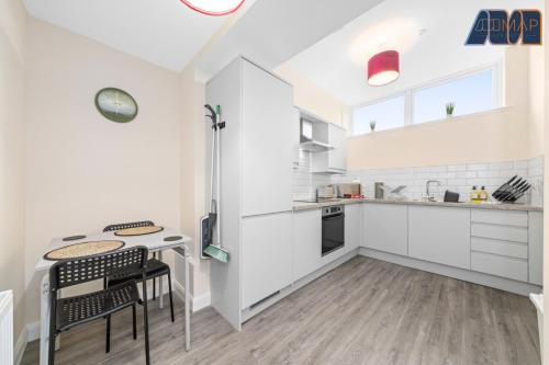 2 Bed Flat With Parking Sleeps 4 in Fife in Buckhaven