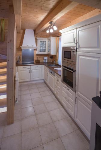 köök, Feriendorf Koralpe Chalet Almrausch in Wolfsberg