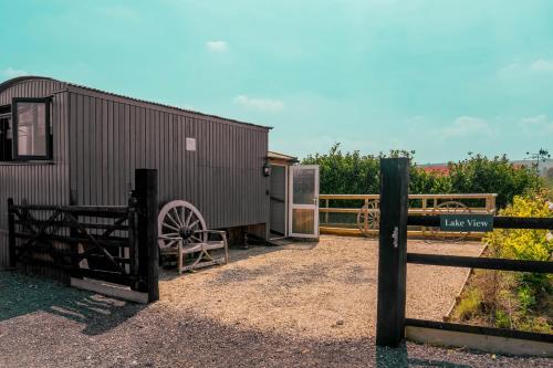 入口, Swallowfield Glamping- Lake View in 比明斯特