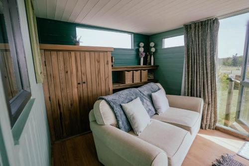 Swallowfield Glamping- Lake View in 比明斯特