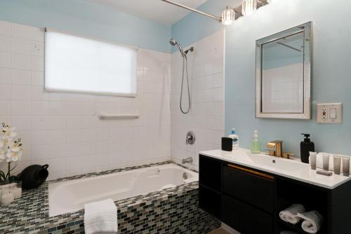Spacious 4BR House with Large Yard and Parking Beverly Hills Adj, Los Angeles (fotografie 8)