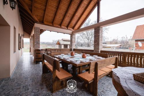 ระเบียง/ชานเรือน, Kod Kuma Pere, Traditional Baranja Getaway in คารานัค