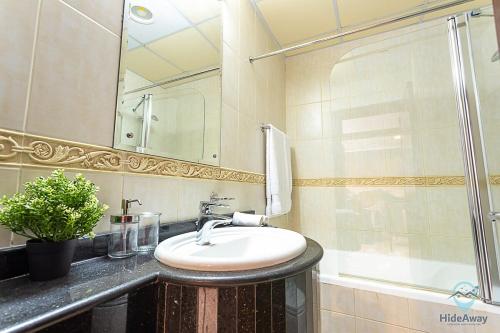 1BR Tropical Vibes Near Skydiving and Beach!, Dubaj (fotografie 8)