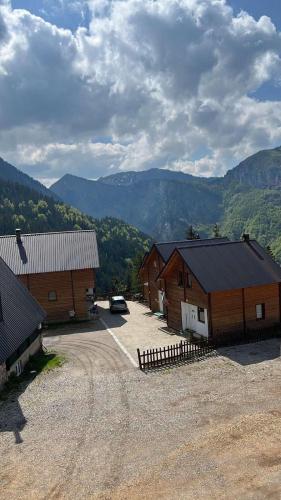 2 bedrooms, 7 beds