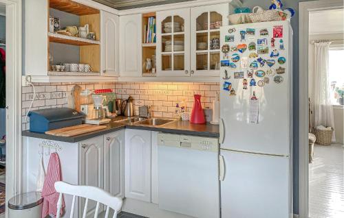 virtuve, 3 Bedroom Cozy Apartment In Myklebost in Haroy